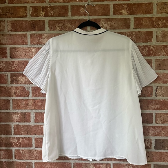 Karl Lagerfield white top with black piping - Picture 7 of 7